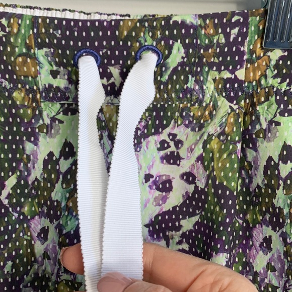 Lululemon Spring Break Away Shorts Floral Size 2 - Picture 6 of 11